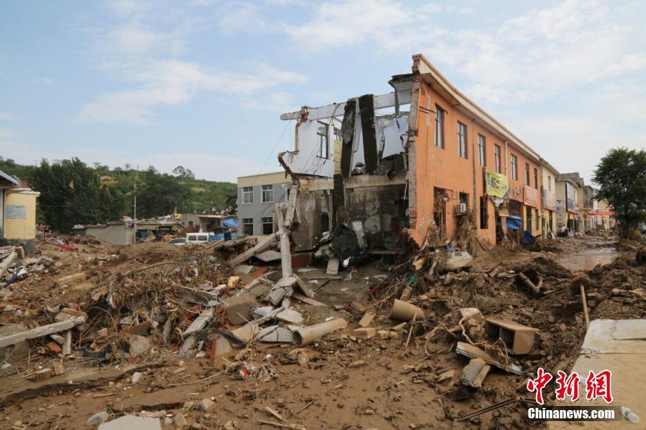 圖為被洪水沖垮的小樓。