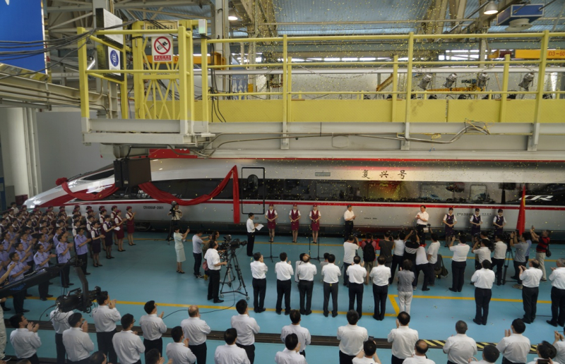 當日，由中國鐵路總公司牽頭組織研制、具有完全自主知識產(chǎn)權(quán)、達到世界先進水平的中國標準動車組被命名為“復興號”?！皬团d號”將于6月26日在京滬高鐵兩端的北京南站和上海虹橋站雙向首發(fā)。