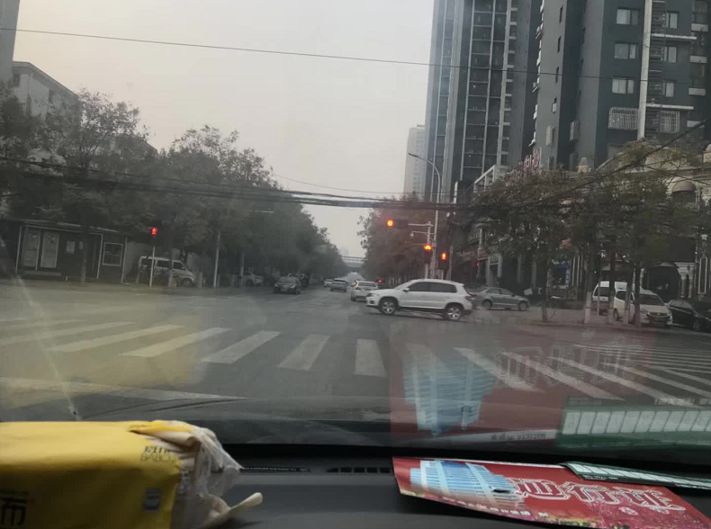 限行第一天！鄭州的早高峰是這個(gè)樣子的