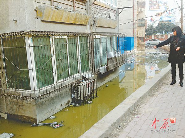　　居民看著污水溝滿是無奈。