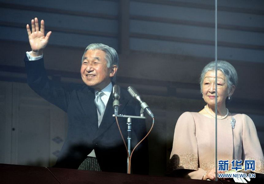 當(dāng)?shù)貢r(shí)間12月23日，在位于日本東京的皇宮，日本明仁天皇向民眾致意。