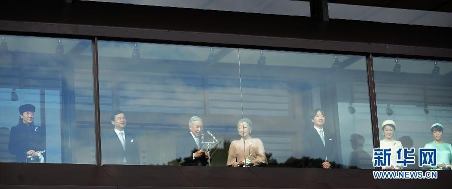 當(dāng)?shù)貢r(shí)間12月23日，在位于日本東京的皇宮，日本明仁天皇在皇族的陪同下發(fā)表生日感言。