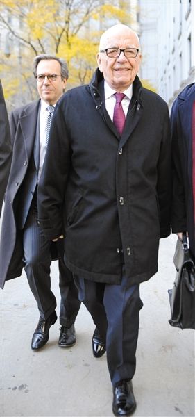 20日，默多克走出法庭。