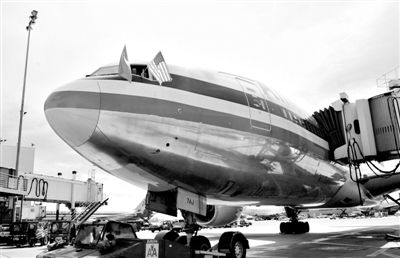 2011年4月5日，美國航空公司為洛杉磯至上海首條直飛航線的開通舉行剪彩儀式。目前，美國航空、美國聯(lián)合航空和達美航空已經(jīng)向中國提交了飛行計劃。