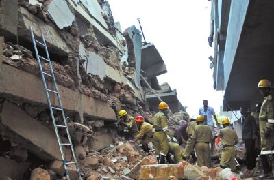 4日，印度卡納科納，救援人員正在搜尋被掩埋的幸存者和遇難者遺體。圖/東方IC