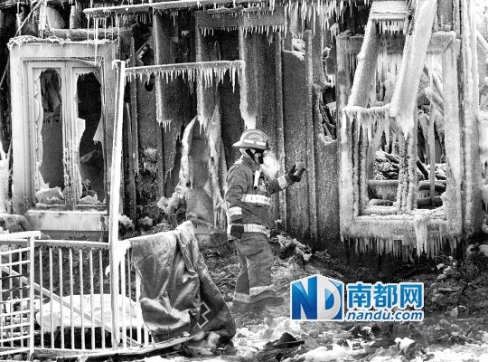 消防員用蒸汽機融化救火后殘留的冰層，尋找遇難者遺