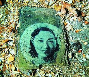 一名年輕女子的照片，很可能是當(dāng)年士兵的家人。