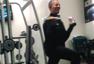 奧巴馬舉啞鈴時“不注意形象的表情”。