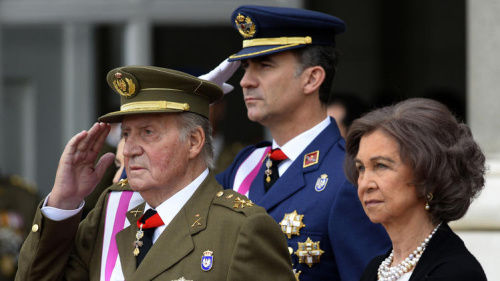 資料圖：西班牙國(guó)王胡安·卡洛斯一世（左）與其子費(fèi)利佩王儲(chǔ)（中）。