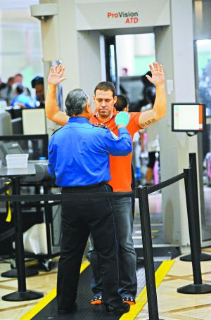 防止恐怖分子把炸彈偽裝成電子設(shè)備登機(jī)；新規(guī)適用于歐、非、中東赴美航班；智能手機(jī)將被重點(diǎn)排查