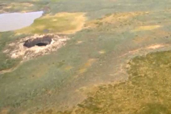 西伯利亞一火山口驚現(xiàn)80米大深洞 成因不明引發(fā)猜測(組圖)