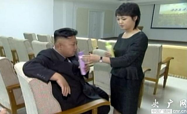 朝鮮官方電視臺(tái)播放金正恩與夫人親密畫面