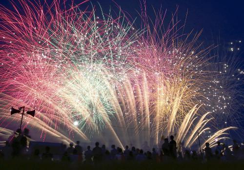 日本關(guān)東甲信地區(qū)當(dāng)天發(fā)布了梅雨期結(jié)束的消息，東京都葛飾區(qū)的江戶川河川敷當(dāng)晚舉行了煙花大會(huì)，約13000束煙花在夜空中綻放。（網(wǎng)頁(yè)截圖）