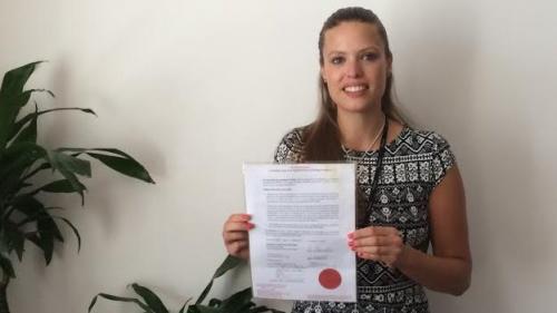 勞拉·E·S·馬修斯的護(hù)照簽名欄用的是L.Skywalker(L.天行者)。 勞拉·E·S·馬修斯的護(hù)照簽名欄用的是L.Skywalker(L.天行者)。