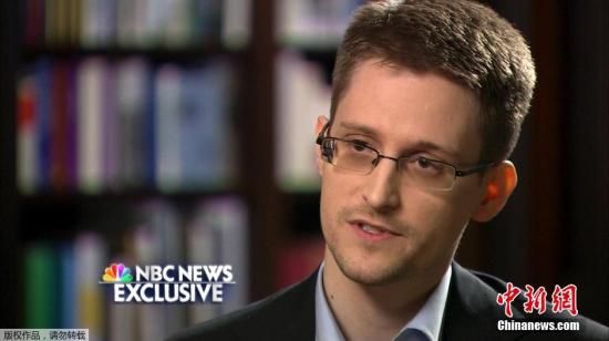 　資料圖：“棱鏡門(mén)”曝光者愛(ài)德華·斯諾登接受美國(guó)全國(guó)廣播公司(NBC)的獨(dú)家采訪。
