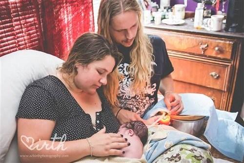 美國產婦流行“慢火燒斷臍帶” 稱能促進母嬰感情 美國產婦流行“慢火燒斷臍帶” 稱能促進母嬰感情