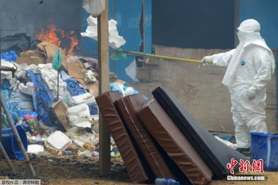 當(dāng)?shù)貢r(shí)間2014年9月3日，利比里亞蒙羅維亞，約翰·菲茨杰拉德·肯尼迪醫(yī)院的醫(yī)護(hù)人員和病人。9月1日