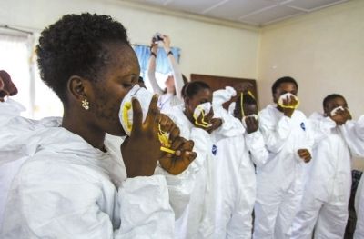 9月18日，塞拉利昂護士接受使用埃博拉防護裝備培訓。新華社發(fā)