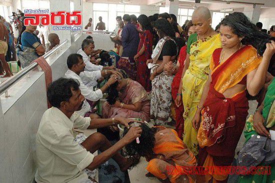 亮瞎眼！印寺廟朝圣日每天為2萬人剃光頭