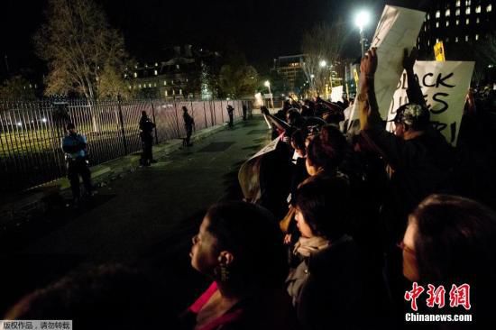 美國白宮前擠滿了抗議槍殺黑人青年的白人警察免遭起訴案件的美國民眾。