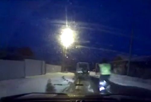 警車追逐中仍未追上可疑汽車，此時令人震驚的一幕出現(xiàn)，一名警察從警車中跳出來，向可疑車輛跑去。