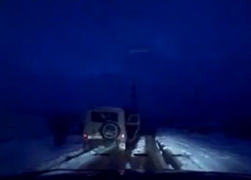 　　警察成功打開可疑汽車的車門并登上汽車，司機見狀立即停車及棄車逃走，警察則下車繼續(xù)追捕司機。