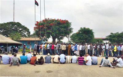 19日，安哥拉一檢查點(diǎn)抓扣大量外國(guó)人并查驗(yàn)證件。