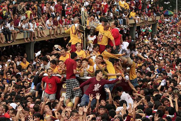 2011年“黑耶穌節(jié)”上，無數(shù)信徒希望觸摸到黑色耶穌雕像。