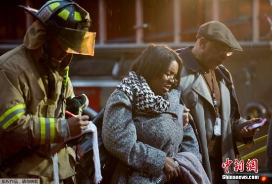 當(dāng)?shù)貢r(shí)間1月12日，美國(guó)華盛頓市中心朗方廣場(chǎng)站突然冒出濃煙，事件導(dǎo)致一名女性喪生。