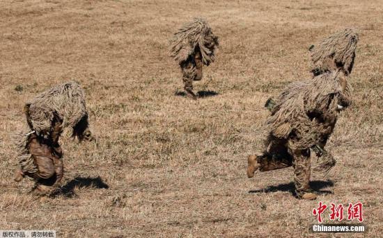 資料圖：當(dāng)?shù)貢r(shí)間2015年1月11日，日本船橋市，日本自衛(wèi)隊(duì)進(jìn)行新年軍演，大約500名軍人和24架飛機(jī)參與了本次演習(xí)。 視頻：日本敲定史上最大規(guī)模國(guó)防預(yù)算費(fèi)來(lái)源:央視軍事農(nóng)業(yè)