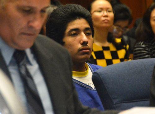 嫌犯卡門（中）在初審法庭上。（僑報網(wǎng)：圖片由法庭指定攝影師提供）