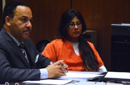 嫌犯卡門（中）在初審法庭上。（僑報網(wǎng)：圖片由法庭指定攝影師提供）