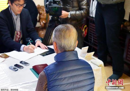 當(dāng)?shù)貢r間1月25日，日本千葉市，日本遭“伊斯蘭國”綁架人質(zhì)湯川遙菜的父親接受媒體采訪。伊斯蘭國武裝(IS)24發(fā)布視頻顯示，其中一位被綁架日本人質(zhì)湯川遙菜(Haruna Yukawa)已經(jīng)被該組織殺害。日本政府表示將驗證視頻的真實性。 視頻：關(guān)注日本人質(zhì)事件：極端組織視頻顯示一人質(zhì)已遭殺害來源:央視新聞