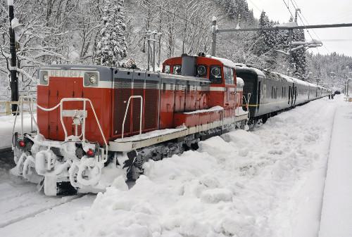 JR一臥鋪特急列車，因大雪在JR奧羽線津輕湯站附近拋錨，約130名乘客不得不在車上過夜。