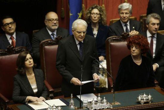 意大利新當(dāng)選總統(tǒng)塞爾焦·馬塔雷拉(中)。