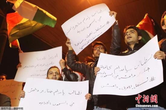 約旦軍方宣布，被極端組織“伊斯蘭國”劫為人質(zhì)的飛行員卡薩斯貝已遭殺害，憤怒的抗議群眾聚集首都安曼。 視頻：約旦政府談人質(zhì)遇害：一定會(huì)做出強(qiáng)有力回?fù)魜碓?央視新聞