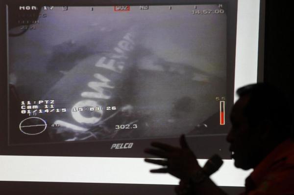 這是1月14日新加坡國(guó)防部長(zhǎng)黃永宏在其社交網(wǎng)站上傳的亞航失事航班QZ8501機(jī)身照片。