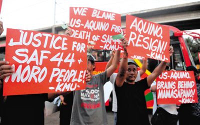 2月3日，菲律賓馬尼拉，民眾舉行示威游行悼念遇難的44名特警，并要求總統(tǒng)阿基諾下臺，對此次反恐行動失敗負責。