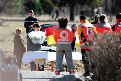 29日，法國塞訥鎮(zhèn)，搜救人員和遇難者家屬一同向遇難者致哀。