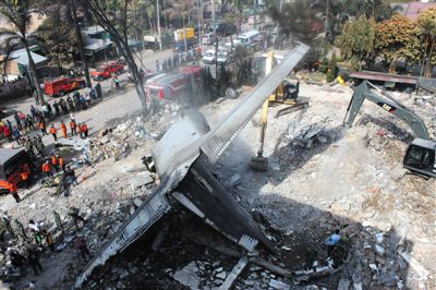 7月1日，搜救人員在印尼軍機(jī)墜毀現(xiàn)場(chǎng)進(jìn)行搜救和清理工作。