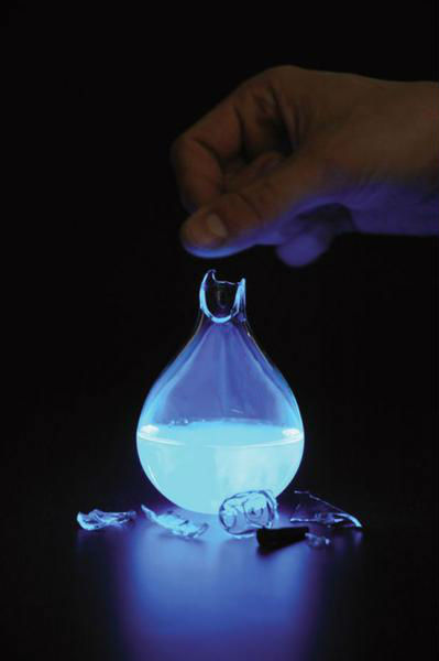 荷蘭藝術家發(fā)明人血燃料燈，一滴血照亮整間房。圖片來源：新加坡《聯(lián)合早報》網(wǎng)站