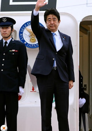 安倍在機(jī)場告別，面色凝重