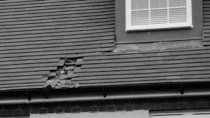 被砸出的洞。