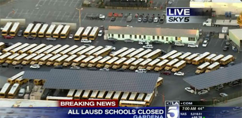 圖：美國KTLA電視臺直播畫面顯示，洛杉磯聯(lián)合學區(qū)校巴已被叫停，家長被通知暫不能送孩子上學。