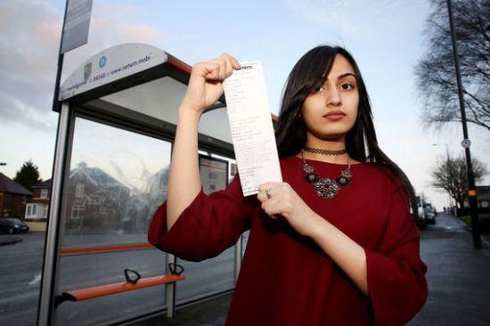 事發(fā)當時薩迪克并未帶任何身份證件，無法證實自己真的只有15歲，百口莫辯的她，最后只好在全車乘客的注目下被趕下車和罰款，被迫走路回家。