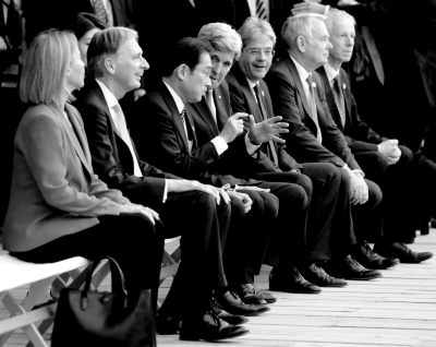 10日，七國外長觀看日本傳統(tǒng)歌舞表演期間，美國國務(wù)卿克里與日本外相岸田文雄在交頭接耳