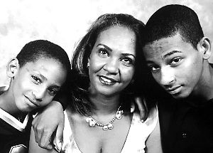 謝赫（右）和弟弟馬哈茂德（左）與母親合影。