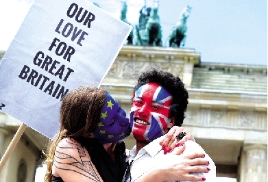 一對情侶用行動支持“留歐”。