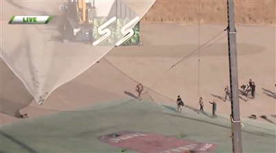 艾金斯成功落到一個(gè)1/3足球場(chǎng)大小的安全網(wǎng)上。