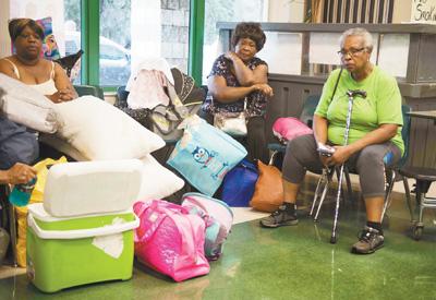 人們?cè)诿绹鹆_里達(dá)州邁阿密的一個(gè)安置點(diǎn)休息。新華社發(fā)